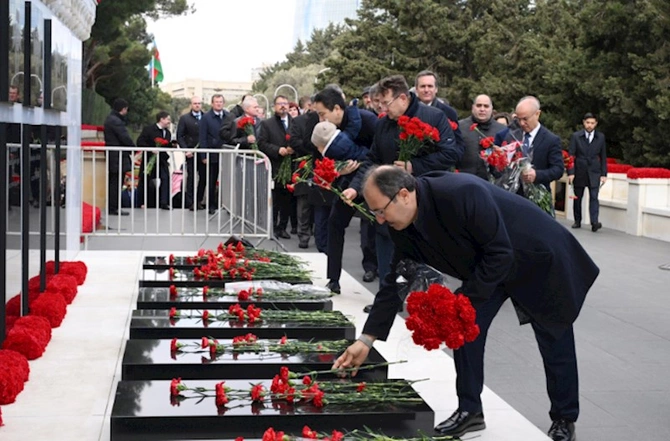 Diplomatik korpusun nümayəndələri Şəhidlər xiyabanını ziyarət ediblər — FOTOLAR