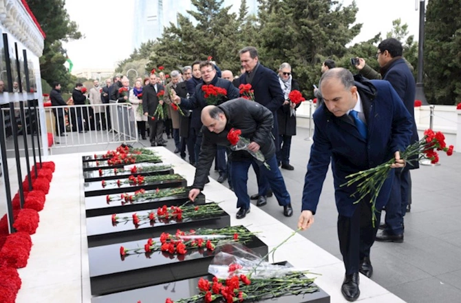Diplomatik korpusun nümayəndələri Şəhidlər xiyabanını ziyarət ediblər — FOTOLAR