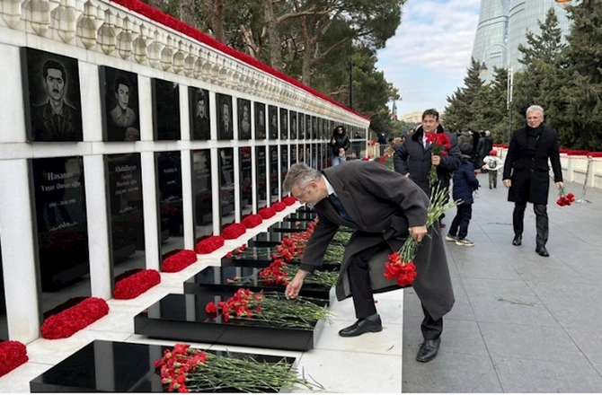 Diplomatik korpusun nümayəndələri Şəhidlər xiyabanını ziyarət ediblər — FOTOLAR