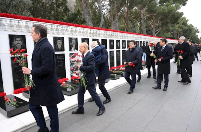 Diplomatik korpusun nümayəndələri Şəhidlər xiyabanını ziyarət ediblər — FOTOLAR