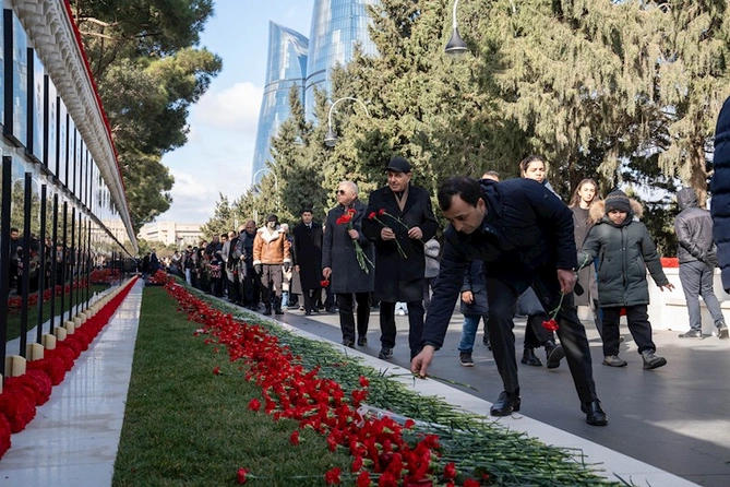ETSN kollektivi Şəhidlər xiyabanını ziyarət edib — FOTOLAR ETSN kollektivi Şəhidlər xiyabanını ziyarət edib — FOTOLAR