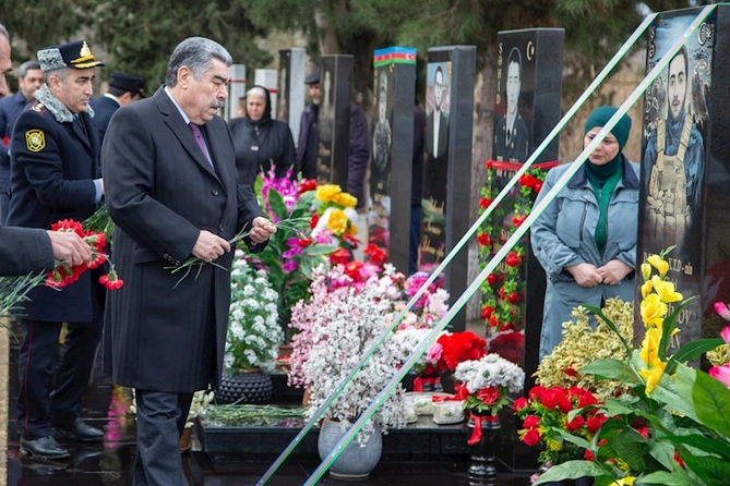 Salyanda “20 Yanvar” faciəsinin 35-ci ildönümü ilə əlaqədar anım tədbiri keçirildi — FOTOLAR Salyanda “20 Yanvar” faciəsinin 35-ci ildönümü ilə əlaqədar anım tədbiri keçirildi — FOTOLAR