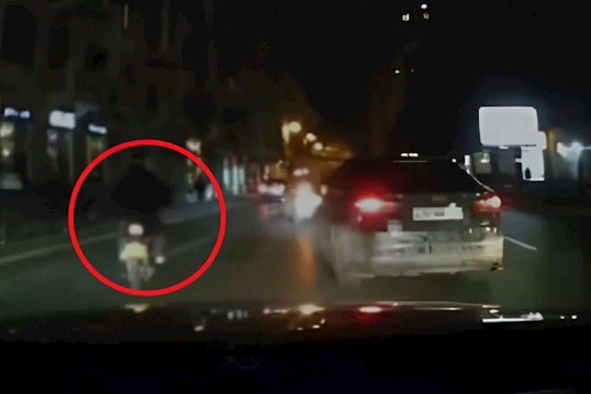 2 avtomobillə toqquşan moped sürücüsü qaçdı — VİDEO