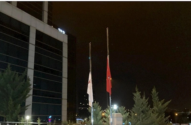 Türkiyədə bayraqlar yarıya endirildi — FOTOLAR