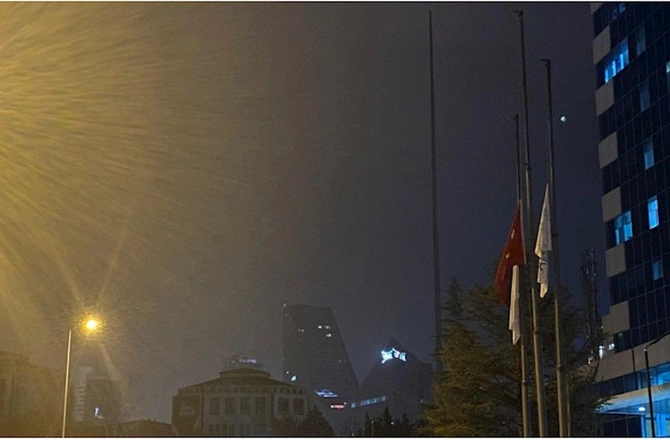Türkiyədə bayraqlar yarıya endirildi — FOTOLAR