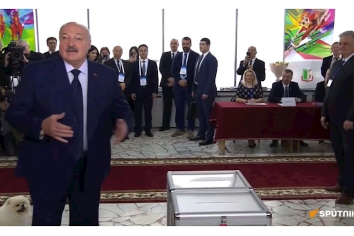 Lukaşenko səs verməyə iti ilə gəldi — VİDEO