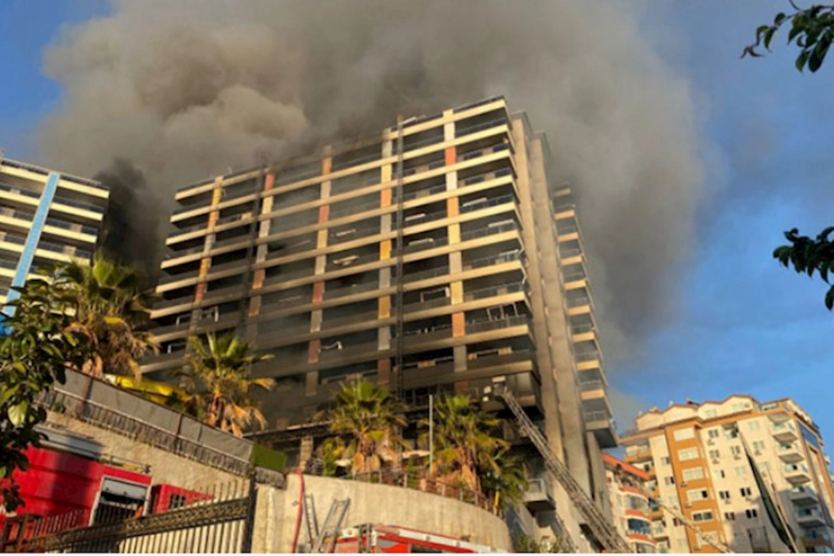 Antalyada 12 mərtəbəli binada yanğın olub — FOTO