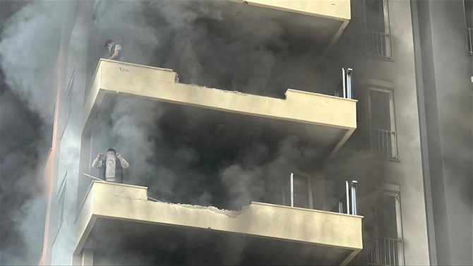 Antalyada 12 mərtəbəli binada yanğın olub — FOTO Antalyada 12 mərtəbəli binada yanğın olub — FOTO
