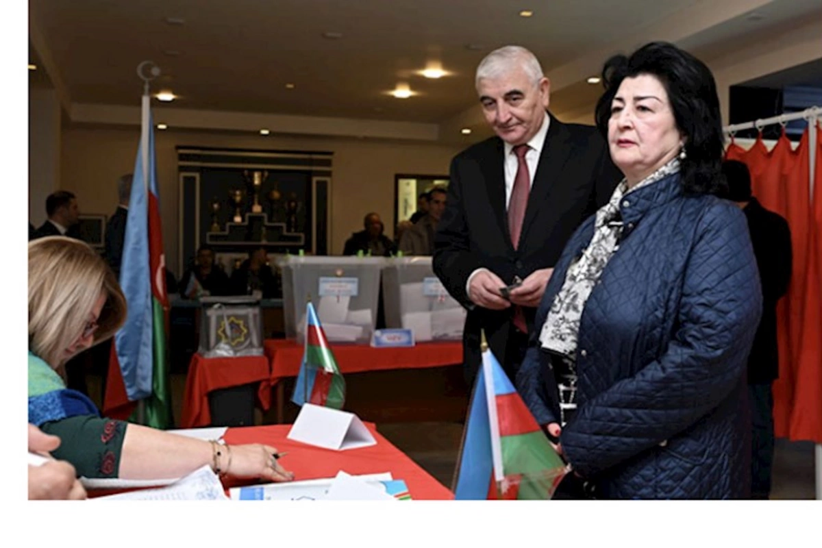 Məzahir Pənahov xanımı ilə səsvermədə — FOTOLAR