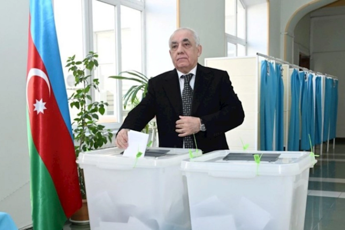 Baş nazir bələdiyyə seçkisində səs verib