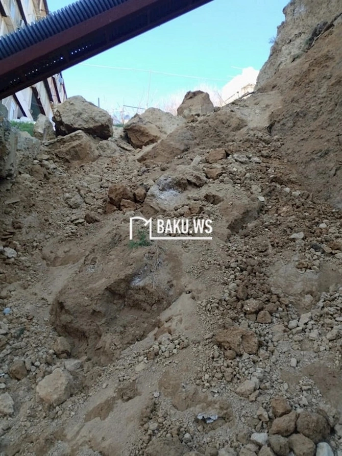 Bakıda gecə binanın arxasında torpaq sürüşməsi baş verib — FOTOLAR/VİDEO