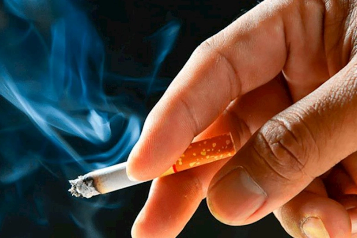 Küçələrdə, parklarda siqaret çəkmək üçün xüsusi yerlər ayrılmalıdır — TƏKLİF