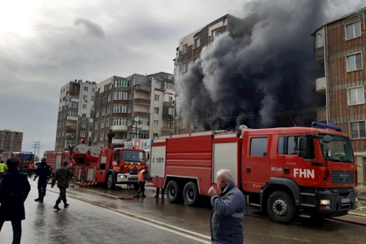 Bakıda yaşayış binasındakı restoran yandı — VİDEO