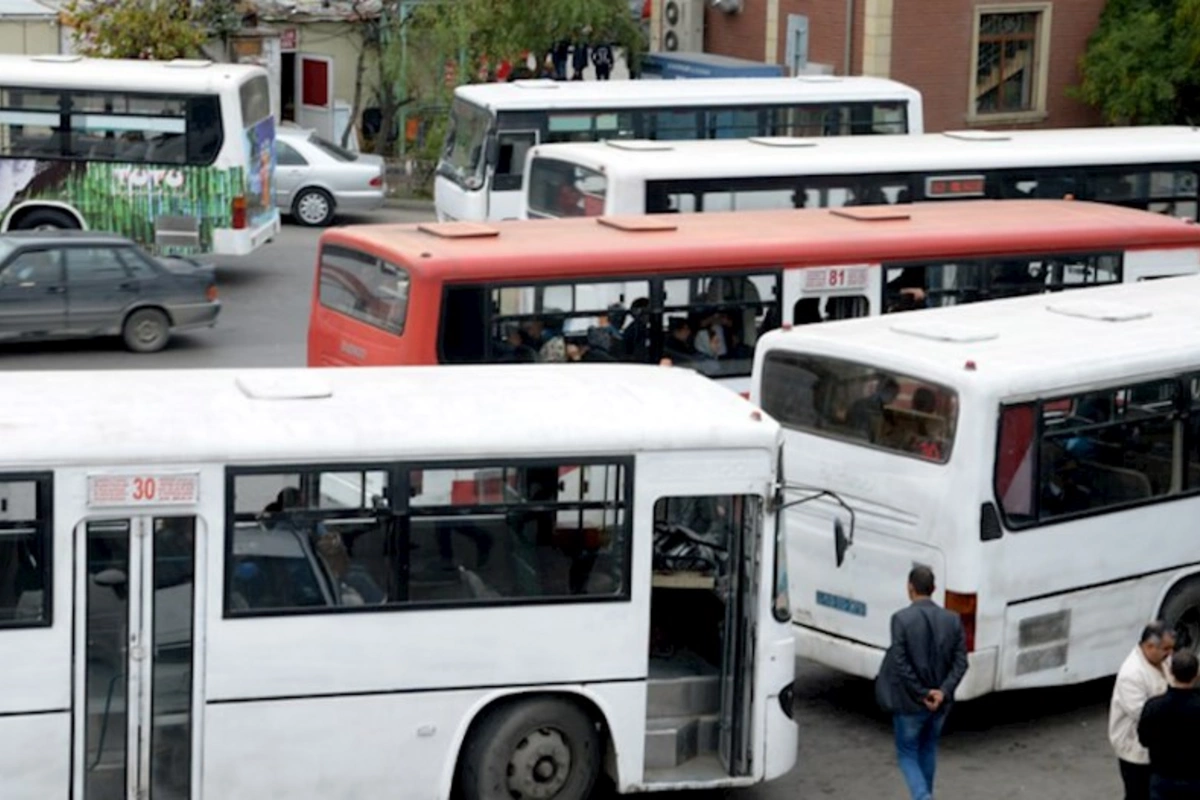 İctimai nəqliyyatda tragikomik mənzərə: Qiymət fərqinə görə görün nə edirlər