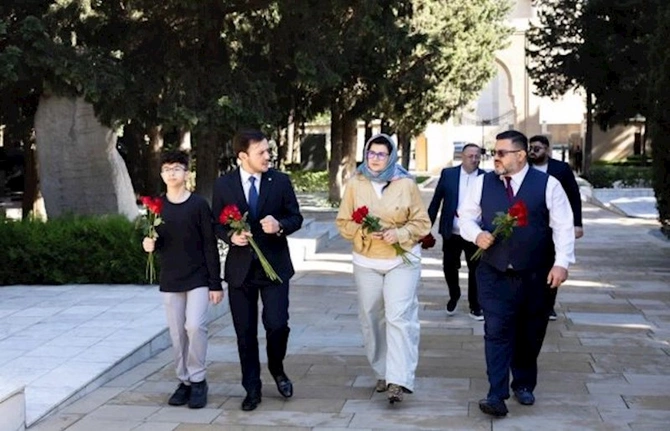 Rəsul Quliyevin ailə üzvləri 30 ildən sonra ilk dəfə Azərbaycana gəlib — FOTOLAR Rəsul Quliyevin ailə üzvləri 30 ildən sonra ilk dəfə Azərbaycana gəlib — FOTOLAR