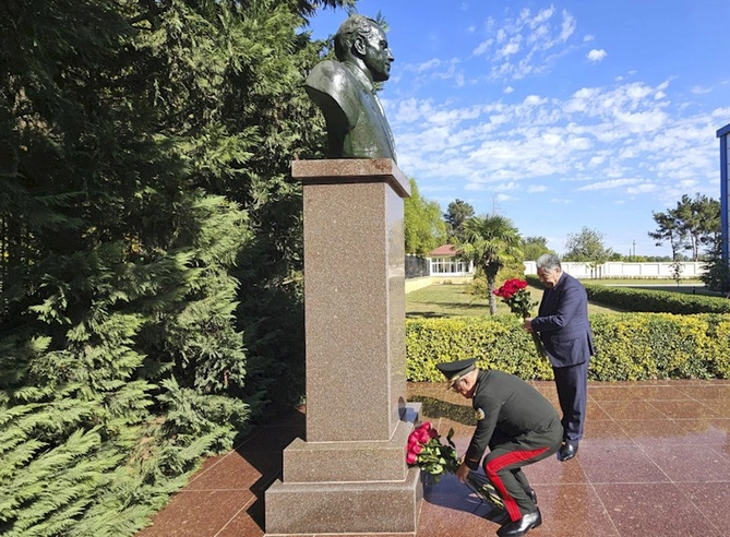 Kəmaləddin Heydərov Salyanda vətəndaşları qəbul edib — FOTOLAR Kəmaləddin Heydərov Salyanda vətəndaşları qəbul edib — FOTOLAR