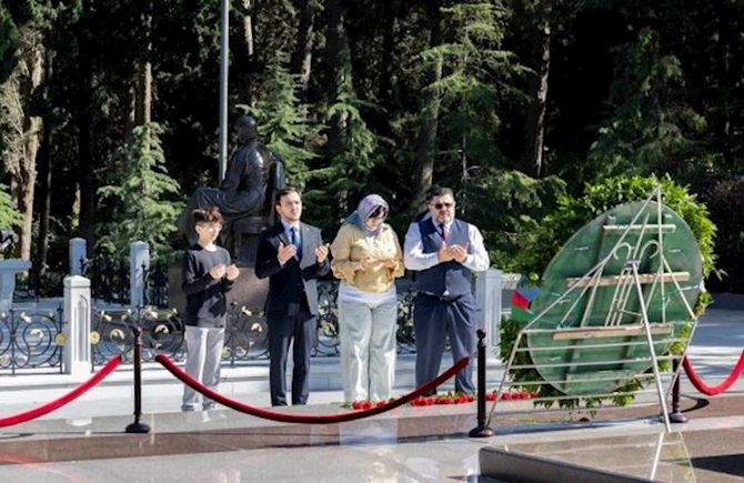 Rəsul Quliyevin ailə üzvləri 30 ildən sonra ilk dəfə Azərbaycana gəlib — FOTOLAR Rəsul Quliyevin ailə üzvləri 30 ildən sonra ilk dəfə Azərbaycana gəlib — FOTOLAR