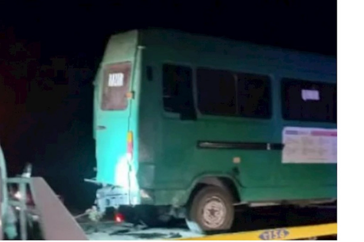 Toydan sərnişin gətirən avtobus mikroavtobusla toqquşdu: Yaralılar var — FOTO