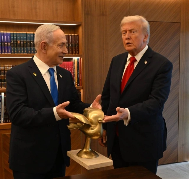 Netanyahu Trampa qızıl göyərçin hədiyyə etdi — FOTO Netanyahu Trampa qızıl göyərçin hədiyyə etdi — FOTO