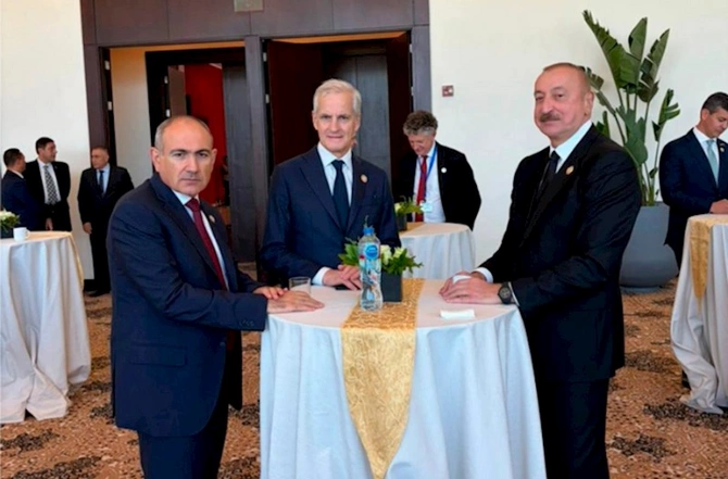 İlham Əliyev Misirdə Nikol Paşinyanla ayaqüstü görüş keçirib — FOTOLAR