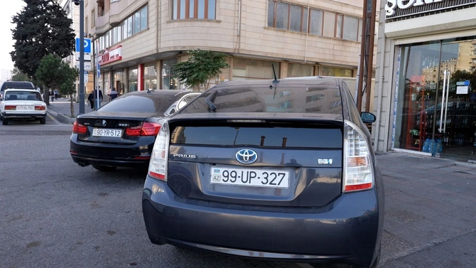 DİN səkilərdə avtomobillərini park edən sürücülərə müraciət ünvanlayıb — VİDEO/FOTOLAR