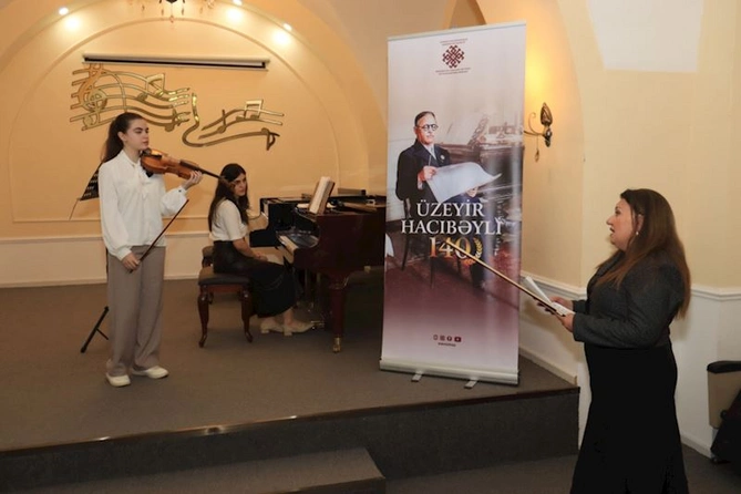 Üzeyir Hacıbəylinin 140 illiyinə həsr olunan ustad dərsləri davam edir — FOTOLAR Üzeyir Hacıbəylinin 140 illiyinə həsr olunan ustad dərsləri davam edir — FOTOLAR