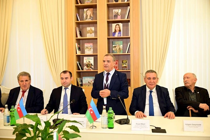 Azərbaycan Milli Kitabxanasında “Türkmənistan ədəbiyyatı guşəsi”nin açılışı olub — FOTOLAR Azərbaycan Milli Kitabxanasında “Türkmənistan ədəbiyyatı guşəsi”nin açılışı olub — FOTOLAR