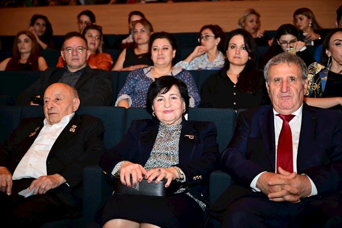 Türkmənistan Mədəniyyəti Günlərinə həsr olunmuş möhtəşəm konsert proqramı təqdim olunub — FOTOLAR Türkmənistan Mədəniyyəti Günlərinə həsr olunmuş möhtəşəm konsert proqramı təqdim olunub — FOTOLAR