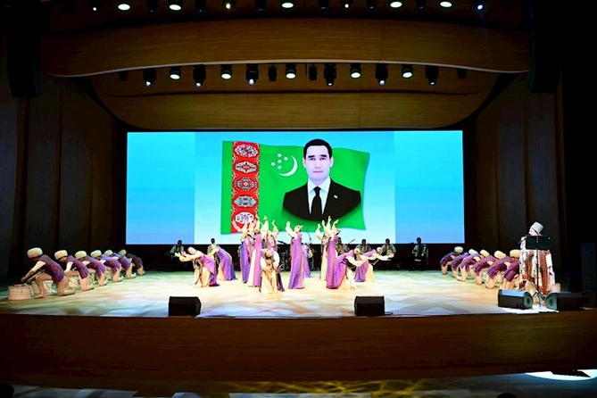 Türkmənistan Mədəniyyəti Günlərinə həsr olunmuş möhtəşəm konsert proqramı təqdim olunub — FOTOLAR Türkmənistan Mədəniyyəti Günlərinə həsr olunmuş möhtəşəm konsert proqramı təqdim olunub — FOTOLAR