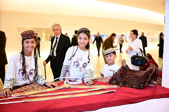 Türkmən milli irsinin dayağı - Arxadağ adlı sərgi açılıb — FOTOLAR Türkmən milli irsinin dayağı - Arxadağ adlı sərgi açılıb — FOTOLAR