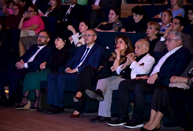 Türkmənistan Mədəniyyəti Günlərinə həsr olunmuş möhtəşəm konsert proqramı təqdim olunub — FOTOLAR Türkmənistan Mədəniyyəti Günlərinə həsr olunmuş möhtəşəm konsert proqramı təqdim olunub — FOTOLAR