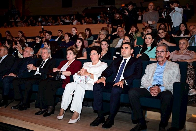 Türkmənistan Mədəniyyəti Günlərinə həsr olunmuş möhtəşəm konsert proqramı təqdim olunub — FOTOLAR Türkmənistan Mədəniyyəti Günlərinə həsr olunmuş möhtəşəm konsert proqramı təqdim olunub — FOTOLAR