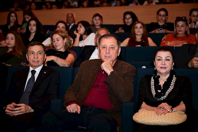 Türkmənistan Mədəniyyəti Günlərinə həsr olunmuş möhtəşəm konsert proqramı təqdim olunub — FOTOLAR Türkmənistan Mədəniyyəti Günlərinə həsr olunmuş möhtəşəm konsert proqramı təqdim olunub — FOTOLAR
