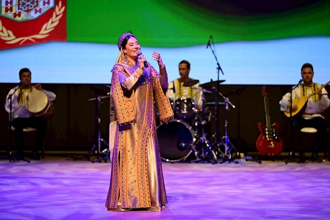 Türkmənistan Mədəniyyəti Günlərinə həsr olunmuş möhtəşəm konsert proqramı təqdim olunub — FOTOLAR Türkmənistan Mədəniyyəti Günlərinə həsr olunmuş möhtəşəm konsert proqramı təqdim olunub — FOTOLAR