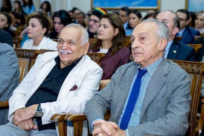 Bakıda Daha yaxşı gələcəyin vədi adlı sərgi açıldı — FOTOLAR Bakıda Daha yaxşı gələcəyin vədi adlı sərgi açıldı — FOTOLAR