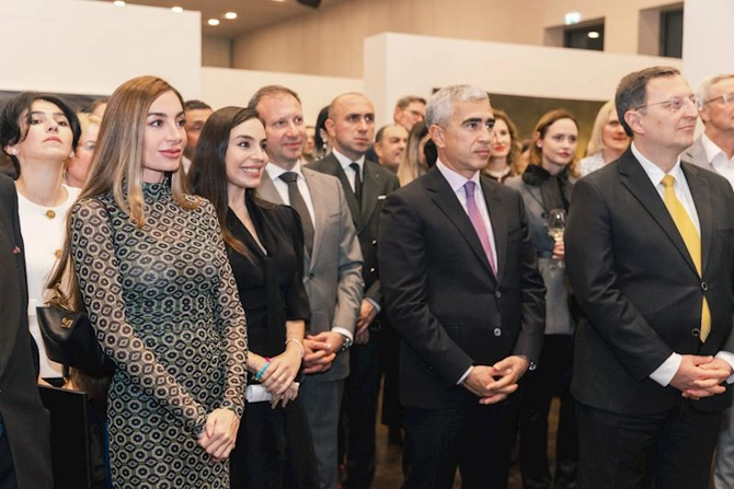 Leyla və Arzu Əliyeva beynəlxalq incəsənət sərgisinin açılışında — FOTOLAR