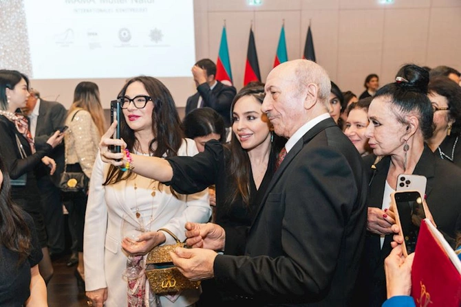Leyla və Arzu Əliyeva beynəlxalq incəsənət sərgisinin açılışında — FOTOLAR