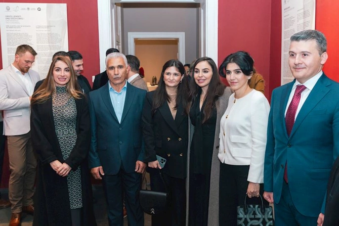 Leyla və Arzu Əliyeva beynəlxalq incəsənət sərgisinin açılışında — FOTOLAR