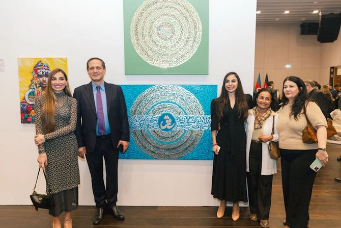 Leyla və Arzu Əliyeva beynəlxalq incəsənət sərgisinin açılışında — FOTOLAR