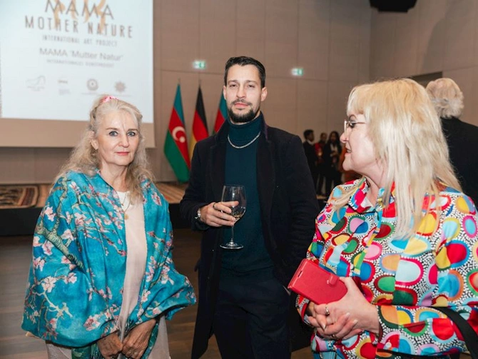 Leyla və Arzu Əliyeva beynəlxalq incəsənət sərgisinin açılışında — FOTOLAR