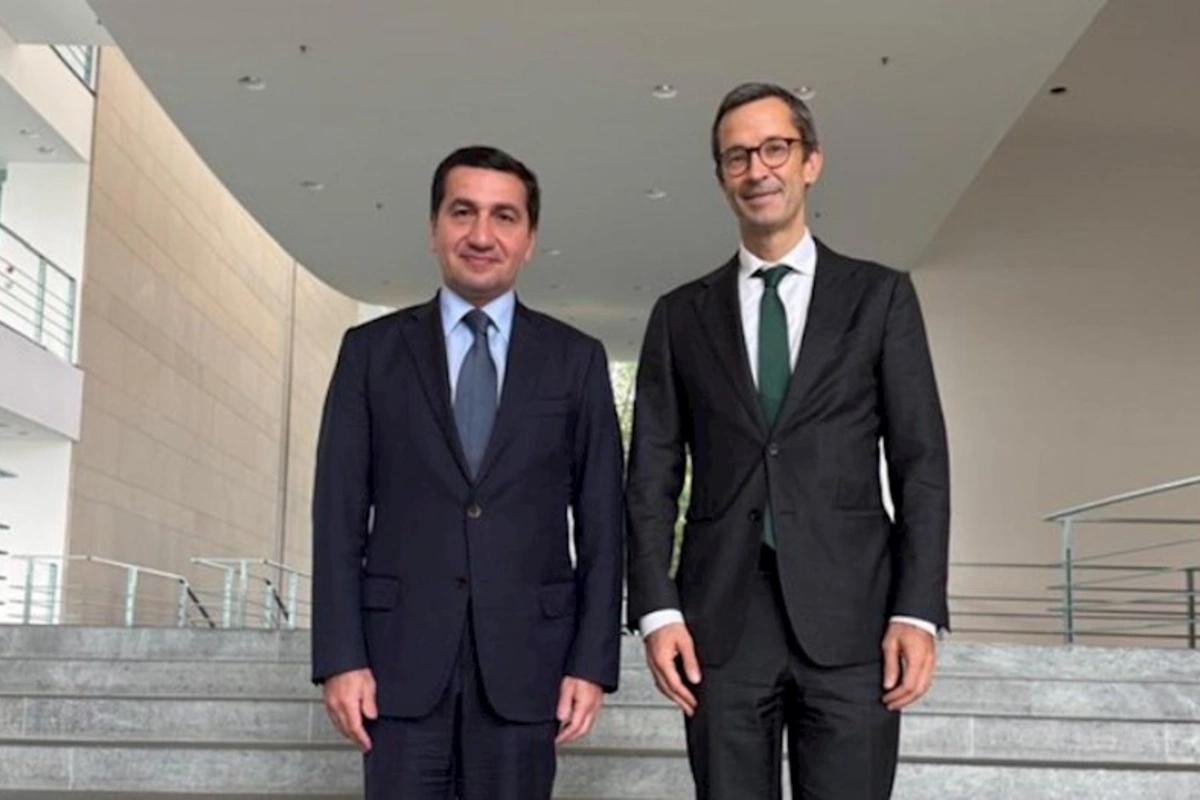 Hikmət Hacıyev Berlində Almaniya kanslerinin müşaviri ilə görüşüb