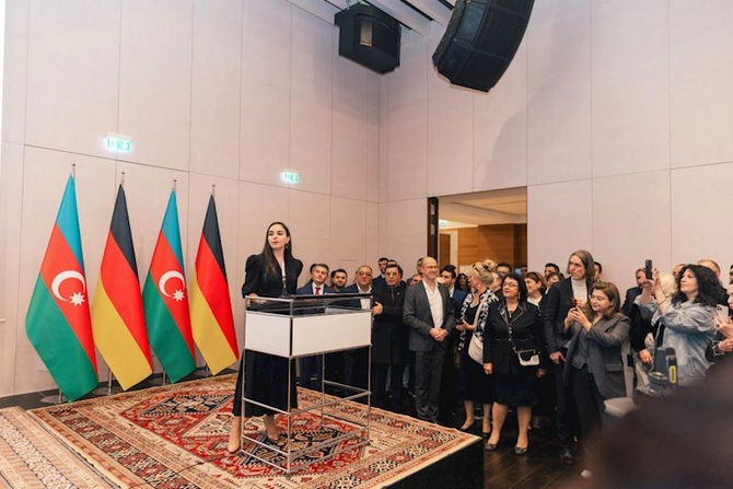 Leyla və Arzu Əliyeva beynəlxalq incəsənət sərgisinin açılışında — FOTOLAR