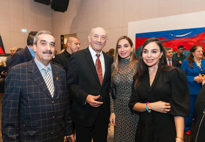 Leyla və Arzu Əliyeva beynəlxalq incəsənət sərgisinin açılışında — FOTOLAR