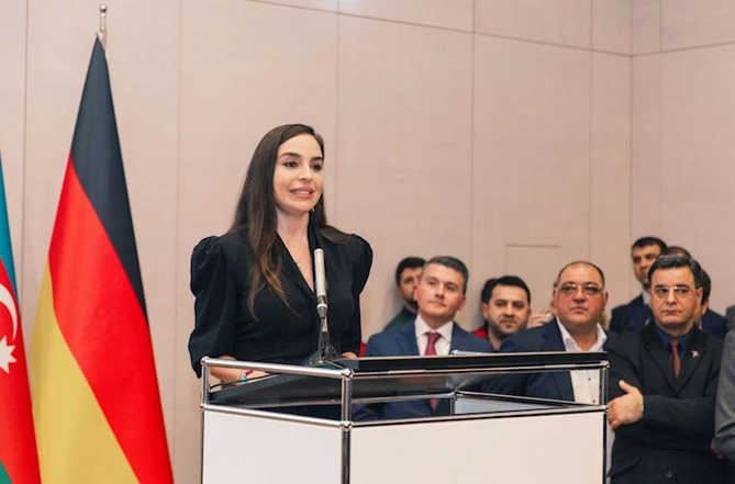 Leyla və Arzu Əliyeva beynəlxalq incəsənət sərgisinin açılışında — FOTOLAR