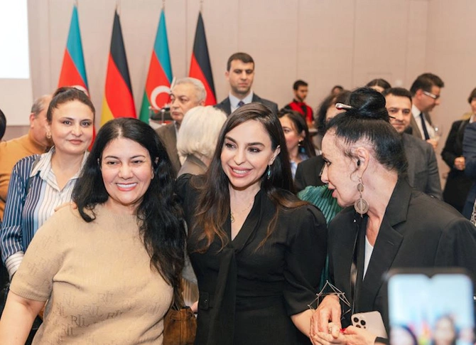 Leyla və Arzu Əliyeva beynəlxalq incəsənət sərgisinin açılışında — FOTOLAR