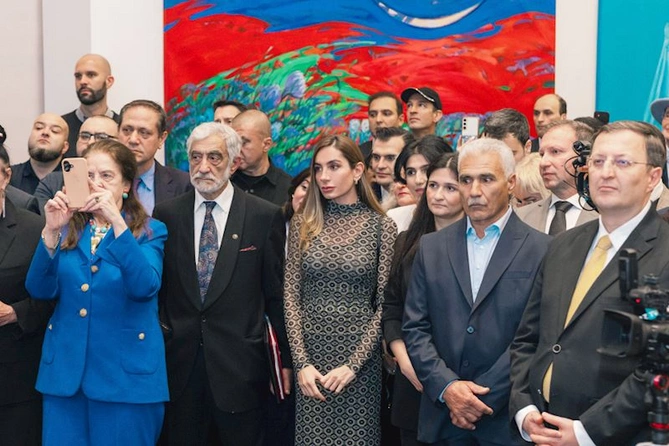Leyla və Arzu Əliyeva beynəlxalq incəsənət sərgisinin açılışında — FOTOLAR