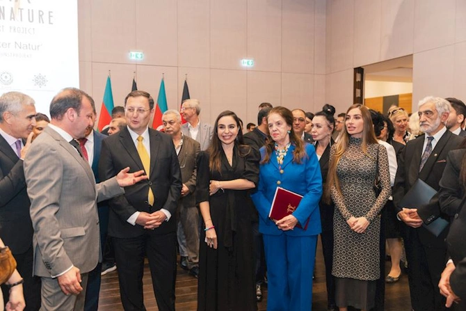 Leyla və Arzu Əliyeva beynəlxalq incəsənət sərgisinin açılışında — FOTOLAR