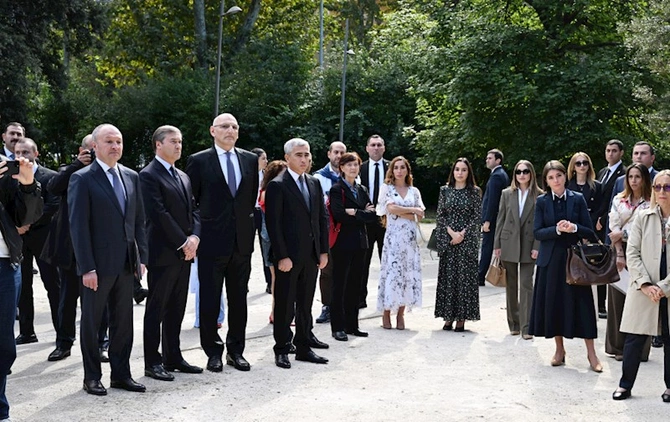 Mehriban Əliyeva qızları və gəlini ilə Vatikanda açılışda — FOTOLAR Mehriban Əliyeva qızları və gəlini ilə Vatikanda açılışda — FOTOLAR