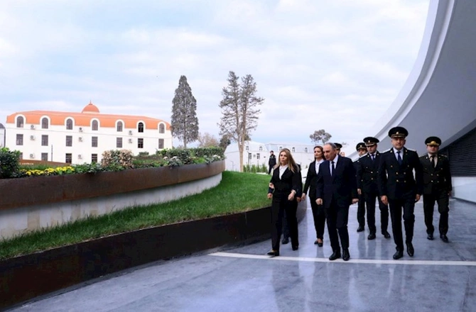 Baş prokuror Gəncədə vətəndaşları qəbul edib — FOTOLAR Baş prokuror Gəncədə vətəndaşları qəbul edib — FOTOLAR
