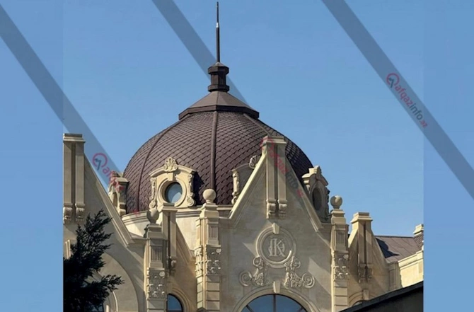 O da atası kimi adını villasına həkk etdirib — FOTOLAR